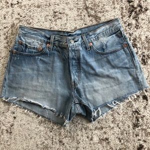 Levi’s distressed hem shorts size 30